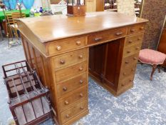 AN IMPRESSIVE LATE VICTORIAN MAHOGANY DOUBLE SIDED STANDING LIBRARY OR CLERKS DESK, WITH MULTI DRAW