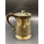 A VICTORIAN SILVER HALLMARKED TANKARD DATED 1873 FOR HARRODS LTD TOGETHER WITH A FITTED SILVER