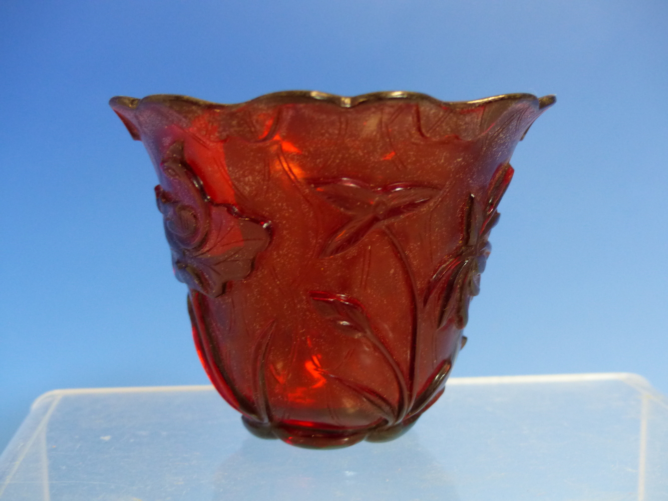 A PEKING RUBY GLASS CUP, THE EXTERIOR CARVED AND SHAPED AS A LOTUS LEAF WITH BIRDS AND FOLIAGE. H - Image 3 of 11