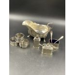 SILVER HALLMARKED ITEMS TO INCLUDE A THREE PART CRUET SET COMPLETE WITH BLUE GLASS LINERS, A