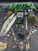 AN ASSORTMENT OF JEWELLERY TO INCLUDE A GOLD AND JADE RING SIGNED CECIL, GOLD HOOPS, A SILVER INGOT,