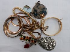 JEWELLERY TO INCLUDE A VINTAGE MOSS AGATE PENDANT, A SILVER CHESTER HALLMARK BANGLE AND VARIOUS