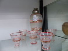 A RETRO STYLE GLASS COCKTAIL SHAKER WITH FIVE MATCHING DRINKING GLASSES.
