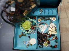 THE CONTENTS OF VINTAGE JEWELLERY BOX.