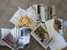 A QUANTITY OF VINTAGE POSTCARDS AND BIRTHDAY CARDS.