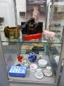 A QUANTITY OF DECORATIVE COLLECTABLES TO INCLUDE WEDGWOOD, CAST IRON PIGGY BANK FOR NORCO, FRANKLYNS