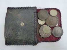 A SELECTION OF COINS TO INCLUDE AN 1878 ONE DOLLAR, CART WHEEL PENNIES, ETC.