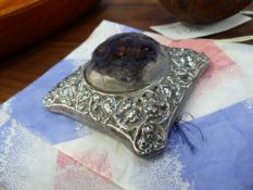 AN EDWARDIAN SILVER PIN CUSHION OF SQUARE FORM WITH PIERCED STYLISED TRAILING VINE AND FLOWER