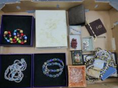 A QUANTITY OF JEWELLERY.