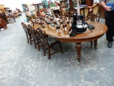 A LARGE VICTORIAN OAK WIND OUT EXTENDING DINING TABLE.