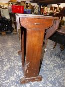AN ARTS AND CRAFTS DROP LEAF OCCASIONAL TABLE.