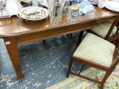 AN EDWARDIAN OAK EXTENDING DINING TABLE.