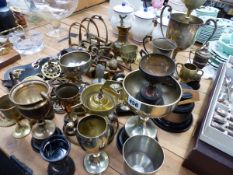 A QTY OF COPPER AND BRASSWARE, TROPHIES,ETC.