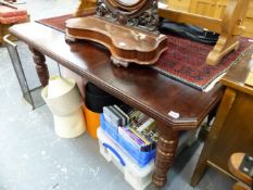 A LATE VICTORIAN MAHOGANY EXTENDING DINING TABLE.