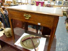 A GEORGIAN OAK SIDE TABLE WITH SINGLE DRAWER.