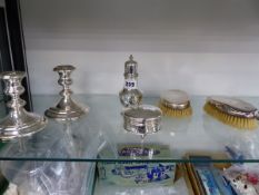A QTY OF STERLING SILVER AND HALLMARKED SILVER ITEMS TO INCLUDE A PAIR OF CANDLESTICKS.