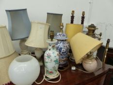 VARIOUS TABLE LAMPS.