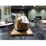 AN ANTIQUE BRASS RECEPTION OR DESK BELL.