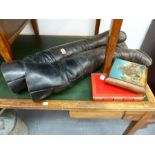 A PAIR OF LEATHER RIDING BOOTS.