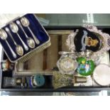 A SILVER HALLMARKED PIN DISH AND ONE OTHER SIMILAR, A CASED SET OF SIX SILVER TEASPOONS, AN 800