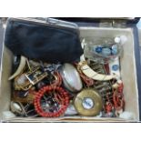 THE CONTENTS OF A VINTAGE JEWELLERY BOX TO INCLUDE ANTIQUE CORAL PIECES, HARDSTONE BEADS, CAMEOS