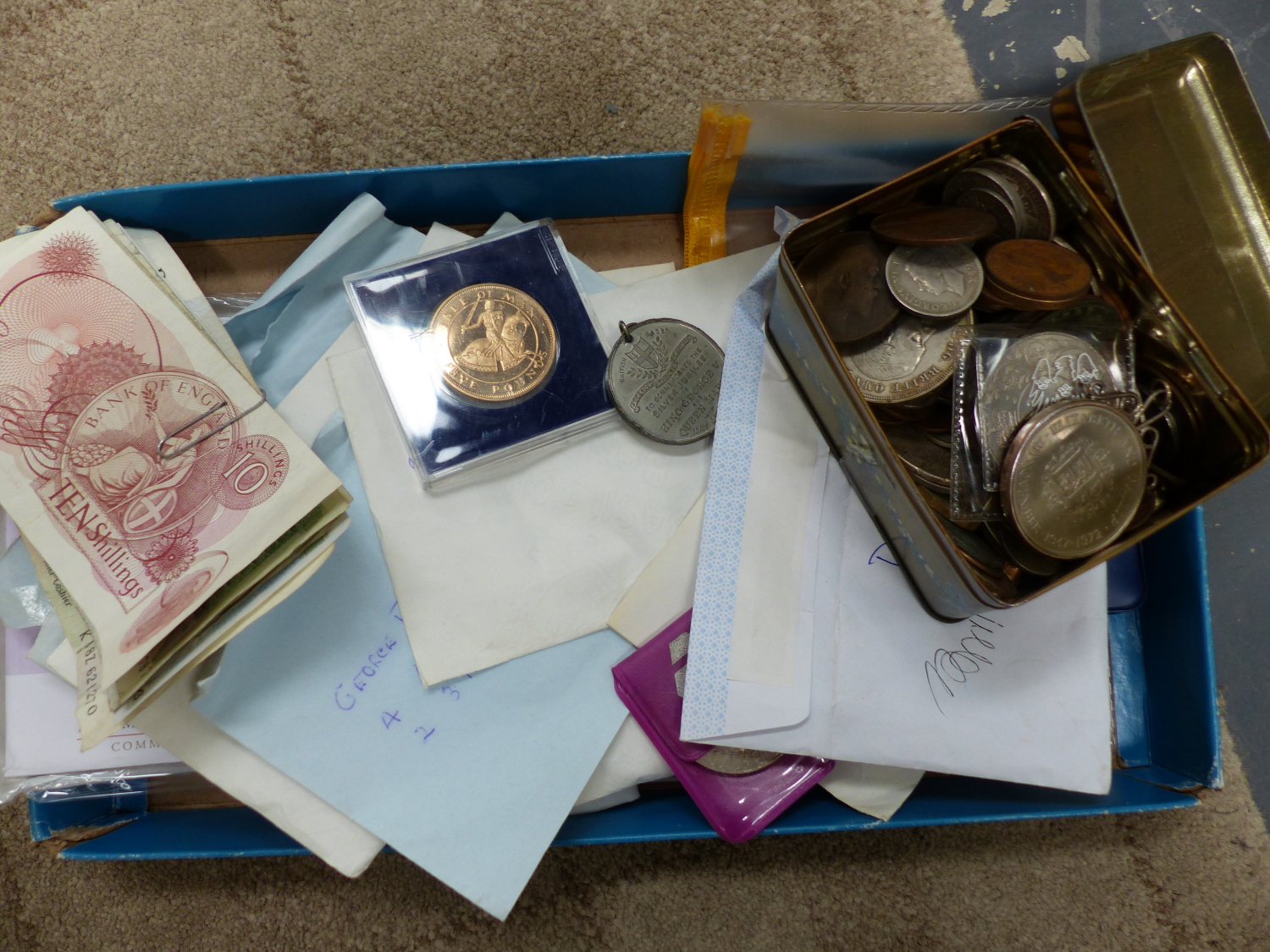 A QUANTITY OF ENGLISH AND FOREIGN BANK NOTES AND COINS TO INCLUDE SOUVENIR COINS, SHILLINGS,