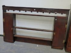 AN ANTIQUE OAK PLATE RACK.