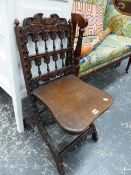 AN ANTIQUE OAK FOLDING CHAIR.