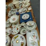 A LARGE QTY OF CHINAWARES TO INCLUDE WORCESTER EVESHAM, PORTMEIRION, WEDGEWOOD, MASON'S IRONSTONE,