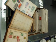 A QUANTITY OF STAMPS TO INCLUDE FIRST DAY COVERS AND VARIOUS STAMP ALBUMS.