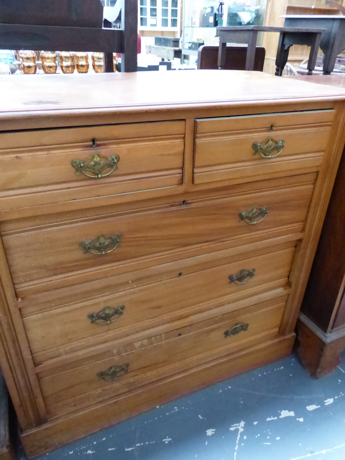 AN EDWARDIAN SATINWOOD CHEST OF DRAWERS.