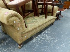 A LATE VICTORIAN SETTEE.