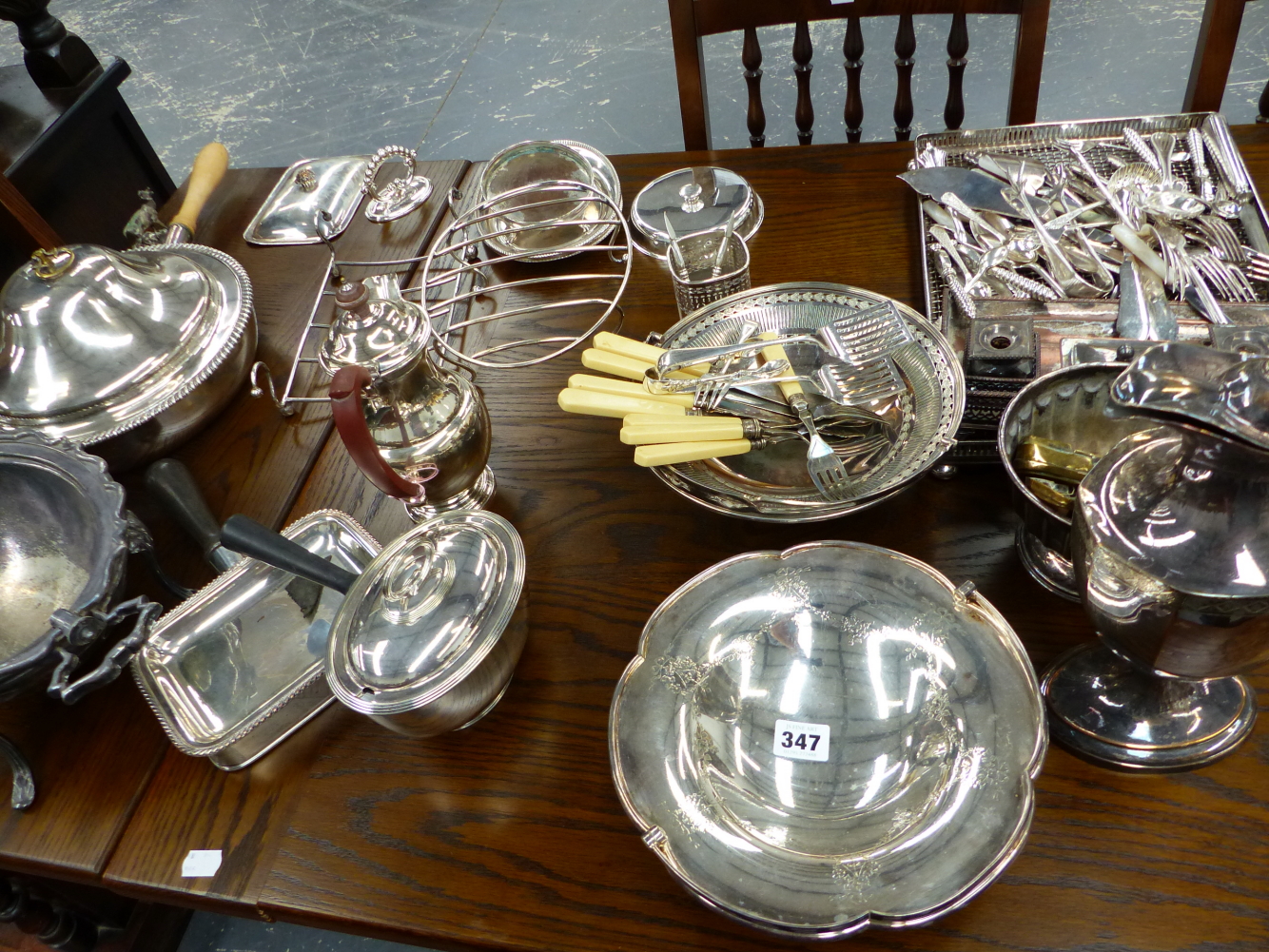 A QTY OF SILVER PLATEDWARES.