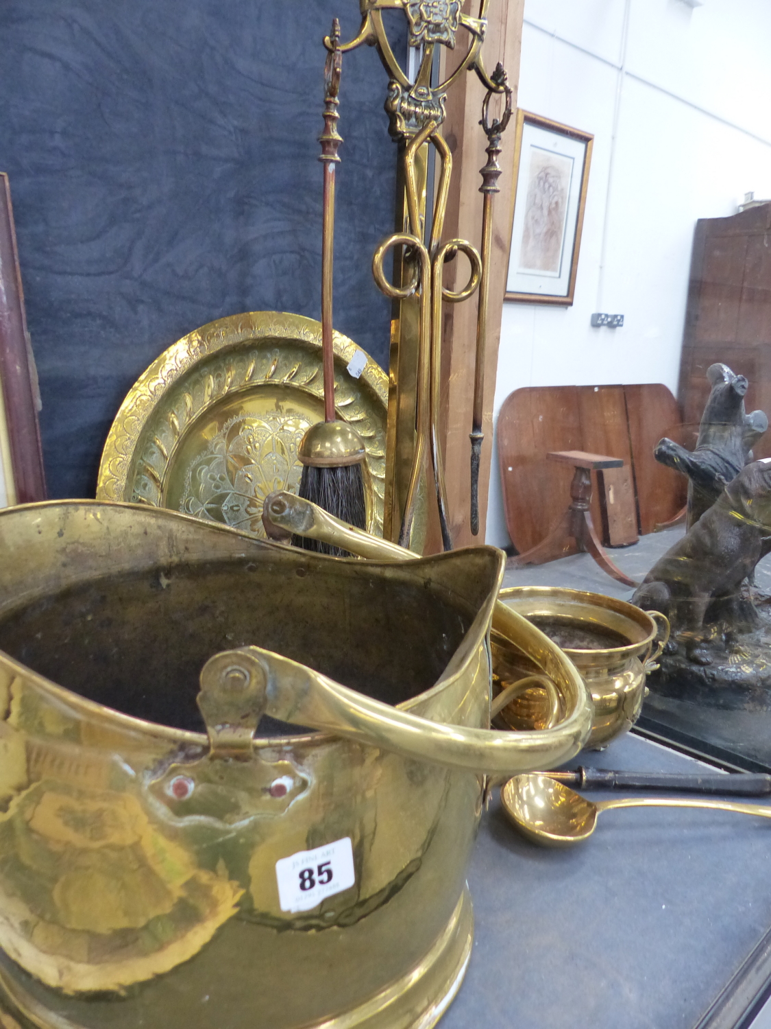 A QTY OF BRASSWARE TO INCLUDE COMPANION SET.
