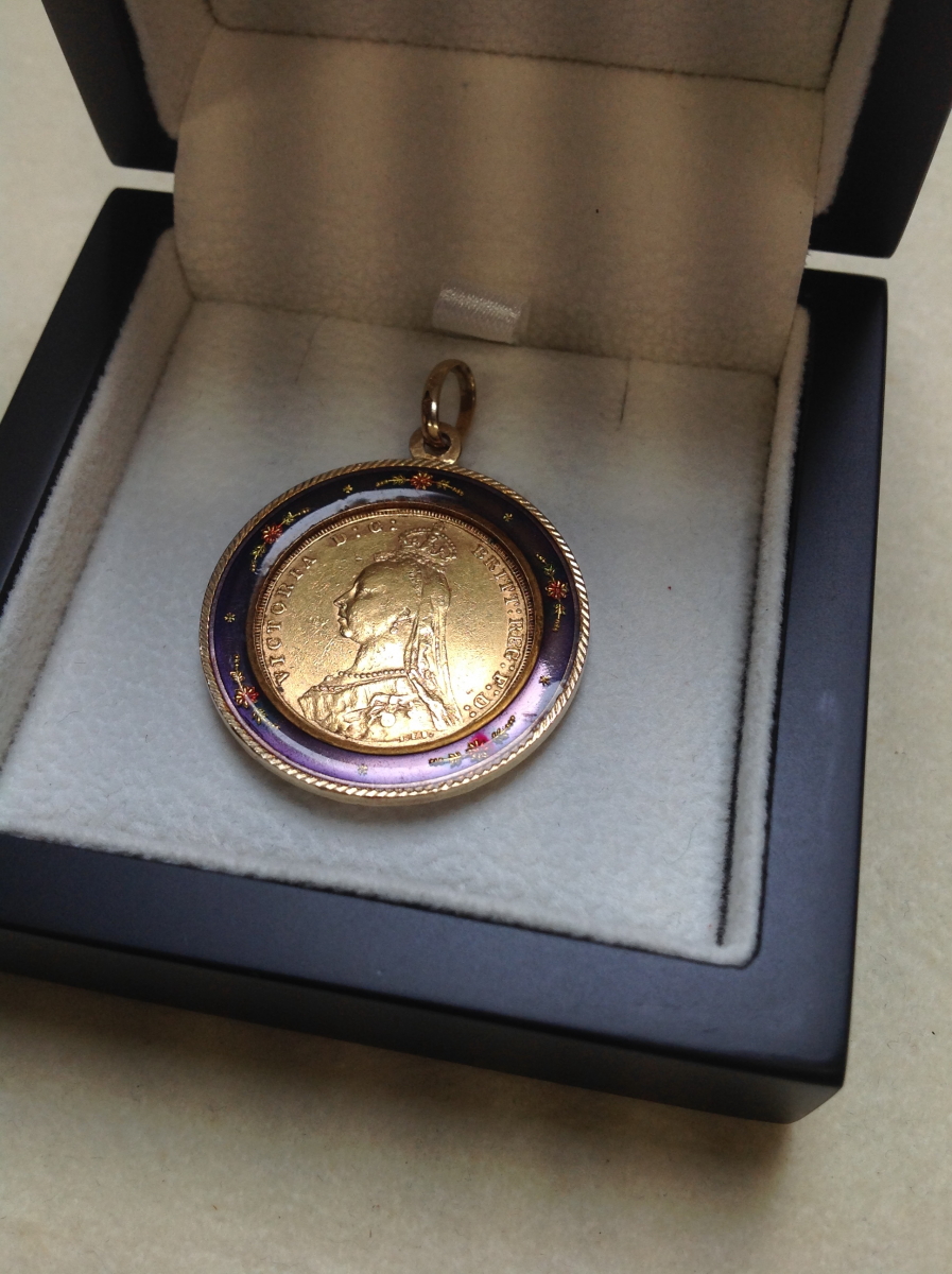 A VICTORIAN 22ct FULL SOVEREIGN COIN DATED 1892, MOUNTED IN A 9ct GOLD ENAMEL PENDANT CASE, GROSS - Image 2 of 5