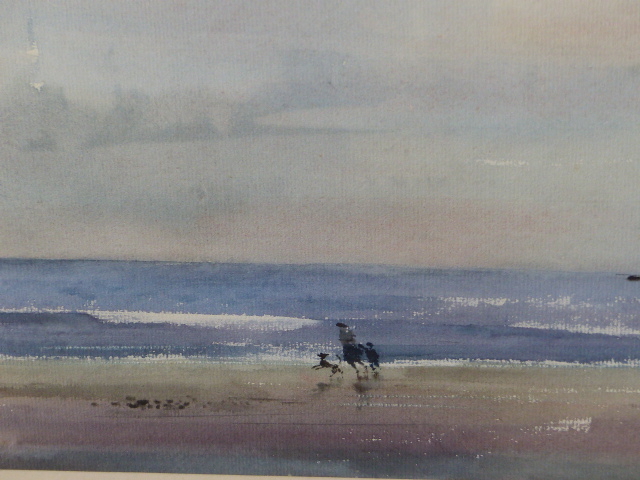 LESLIE WORTH. (1923-2009) ARR. THE SHORE, SIGNED WATERCOLOUR WITH GALLERY LABEL VERSO. 27 x 39cms. - Image 4 of 6