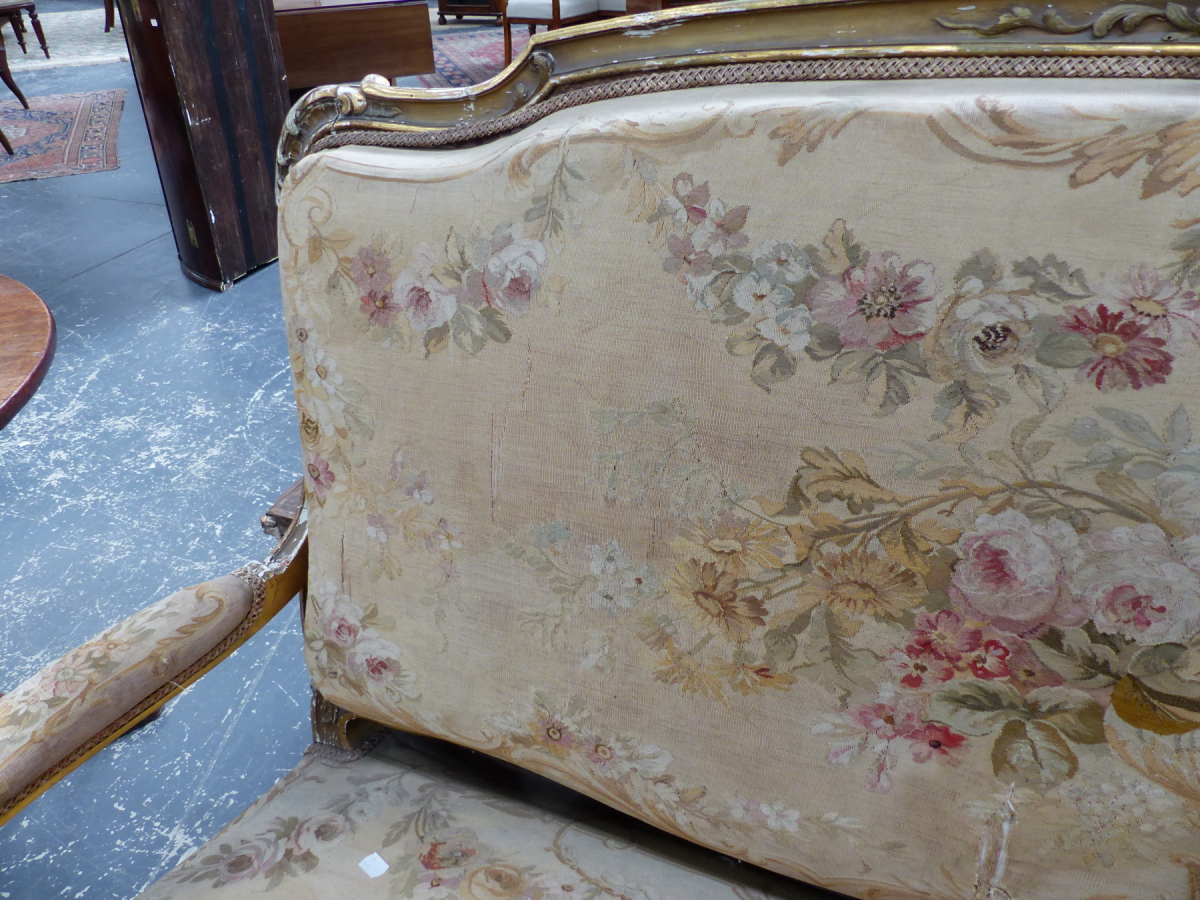 A LOUIS XV STYLE GILT WOOD SETTEE UPHOLSTERED IN MACHINE WOVEN AUBUSSON TASTE FLORAL TAPESTRY AND ON - Image 9 of 12