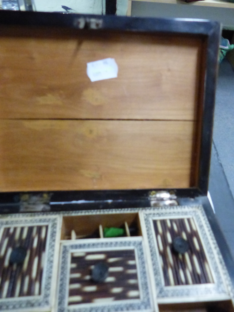 AN INDIAN PORCUPINE QUILL WORK BOX, THE SANDAL WOOD LINED INTERIOR WITH FITTED LIFT OUT TRAY. W 21. - Image 9 of 10