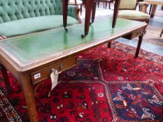 A MAHOGANY AND LEATHER TOP LOW COFFEE TABLE IN THE GEORGIAN STYLE. 149 x 50 x H.46cms.