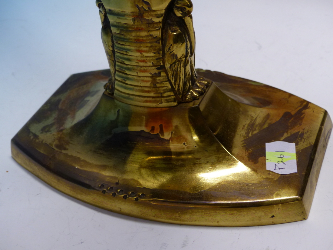 AN ART DECO BRASS TABLE LAMP WITH INTEGRAL CIRCULAR SHADE SUPPORT FEATURING FOUR PELICANS BETWEEN - Image 5 of 13