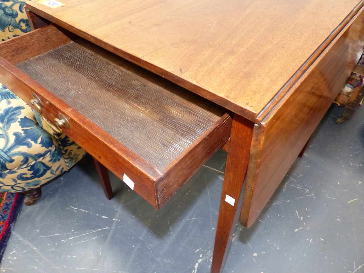 AN EARLY 19th.C.MAHOGANY SMALL PEMBROKE TABLE WITH END DRAWER ON SQUARE TAPERED LEGS. 93 x 73 x H. - Image 3 of 4