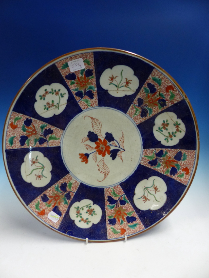 THREE DELFT BLUE AND WHITE PLATES, THE LARGEST. Dia. 34cms TOGETHER WITH A JAPANESE IMARI DISH. Dia. - Image 19 of 26