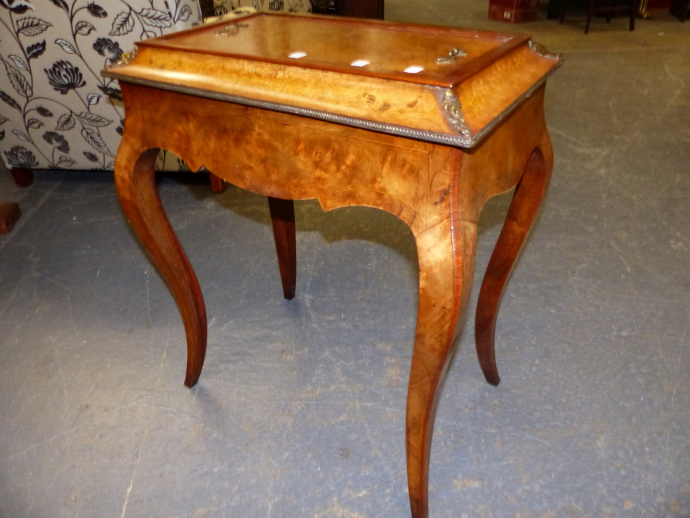 A 19th.C.WALNUT AND MARQUETRY INLAID JARDINIERE TABLE ON TALL SLENDER SHAPED LEGS. 61 x 40 x 76cms. - Image 4 of 7