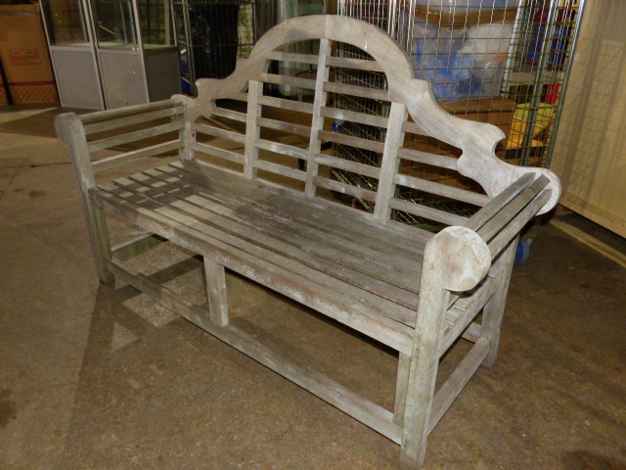 A GOOD QUALITY TEAK GARDEN BENCH OF LUTYENS DESIGN.