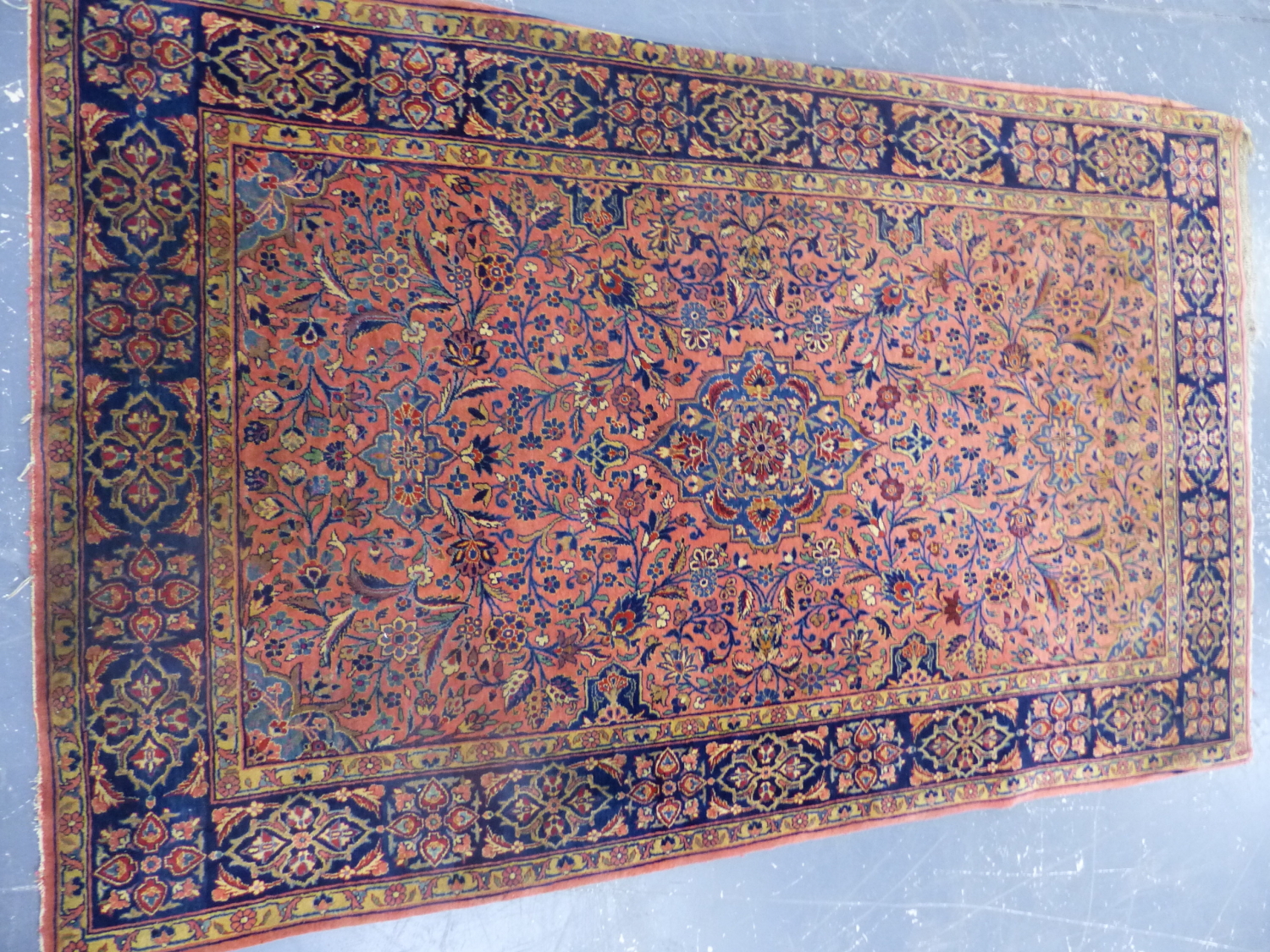 AN ANTIQUE PERSIAN KASHAN RUG. 212 x 130cms.