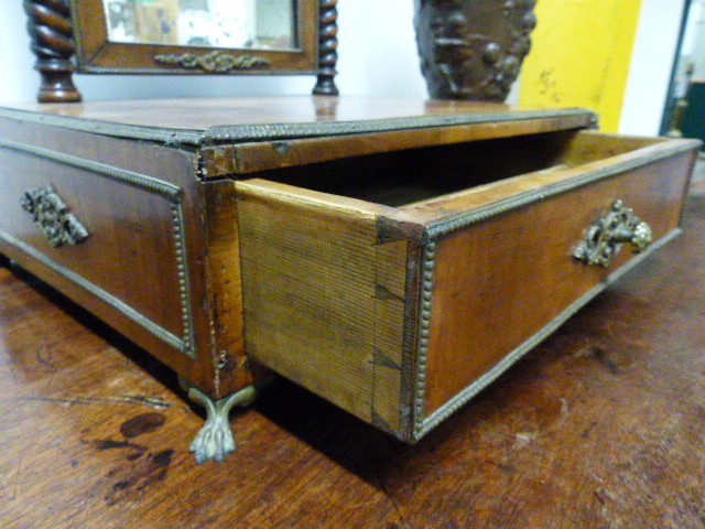 A SATINWOOD AND BRASS MOUNTED DRESSING TABLE SWING MIRROR WITH DRAWER BASE ON PAD FEET. 41 x 33 x - Image 13 of 14