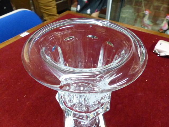 A BACCARAT CLEAR GLASS URN. H 21cms. TOGETHER WITH A TAPERING OCTAGONAL VASE. H 25cms. - Image 3 of 7