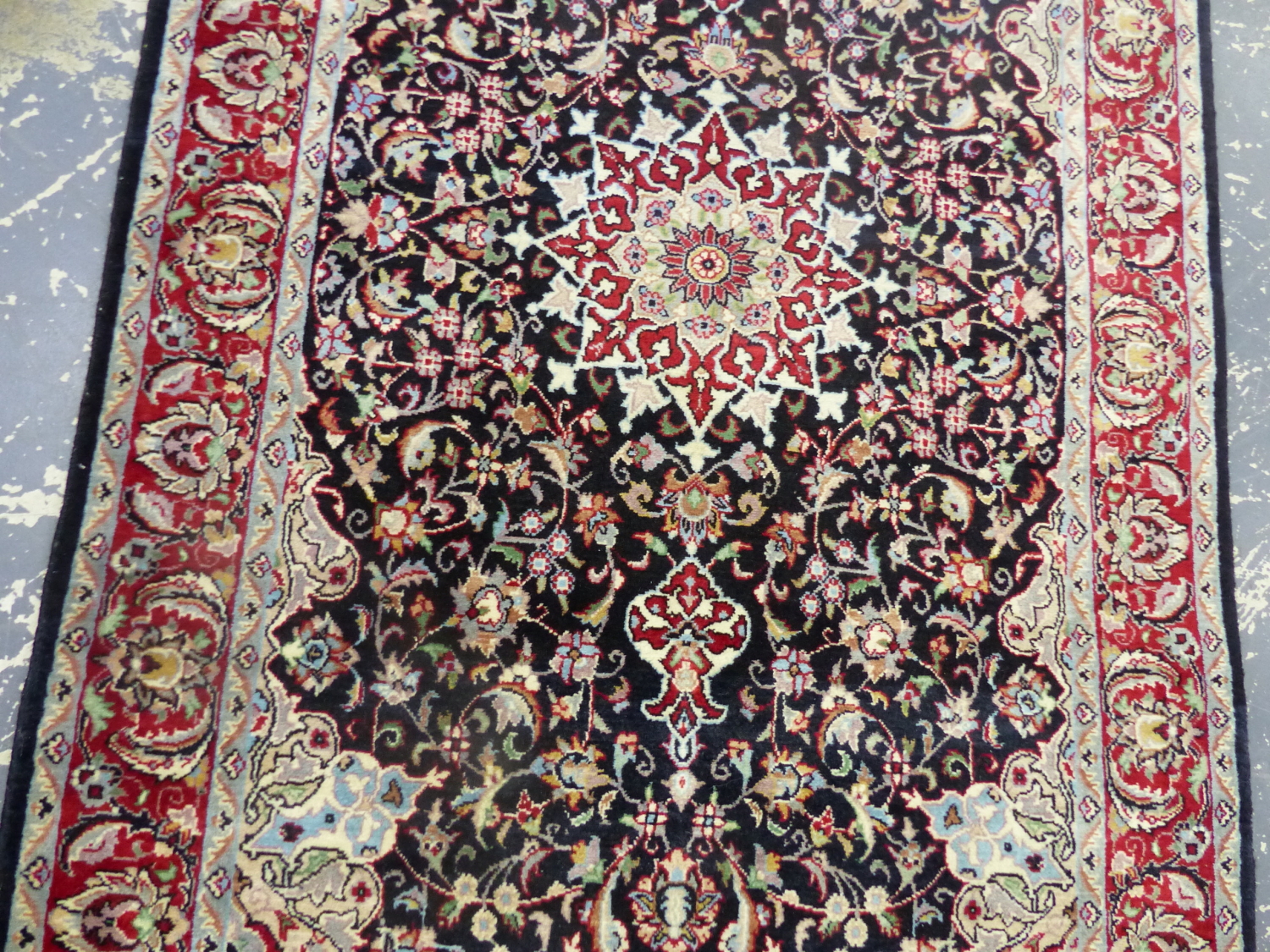 AN ORIENTAL RUG OF CLASSIC PERSIAN DESIGN. 175 x 95cms. - Image 3 of 6