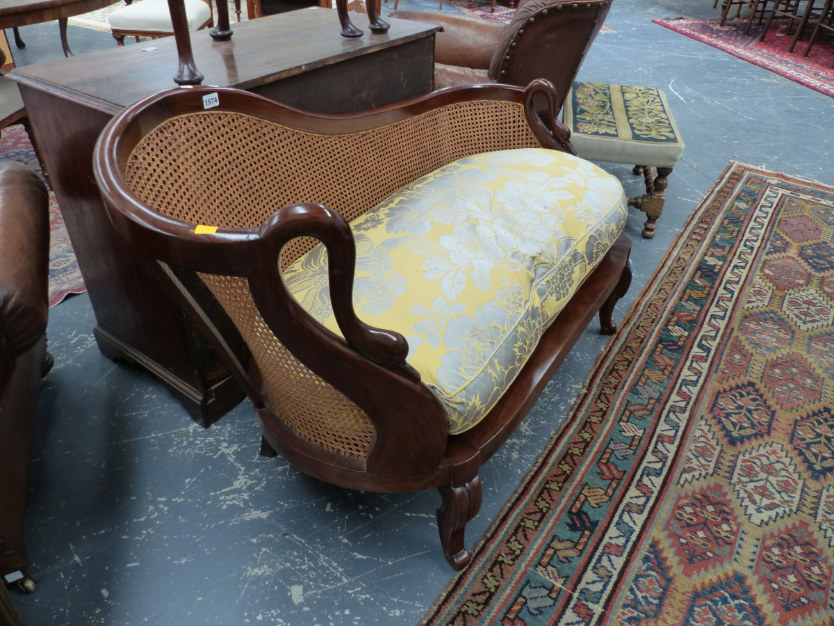 A GOOD QUALITY FRENCH STYLE HARDWOOD AND CANED SMALL CHAISE LONGUE WITH SWAN FORM ARMS AND FEATHER - Image 10 of 11