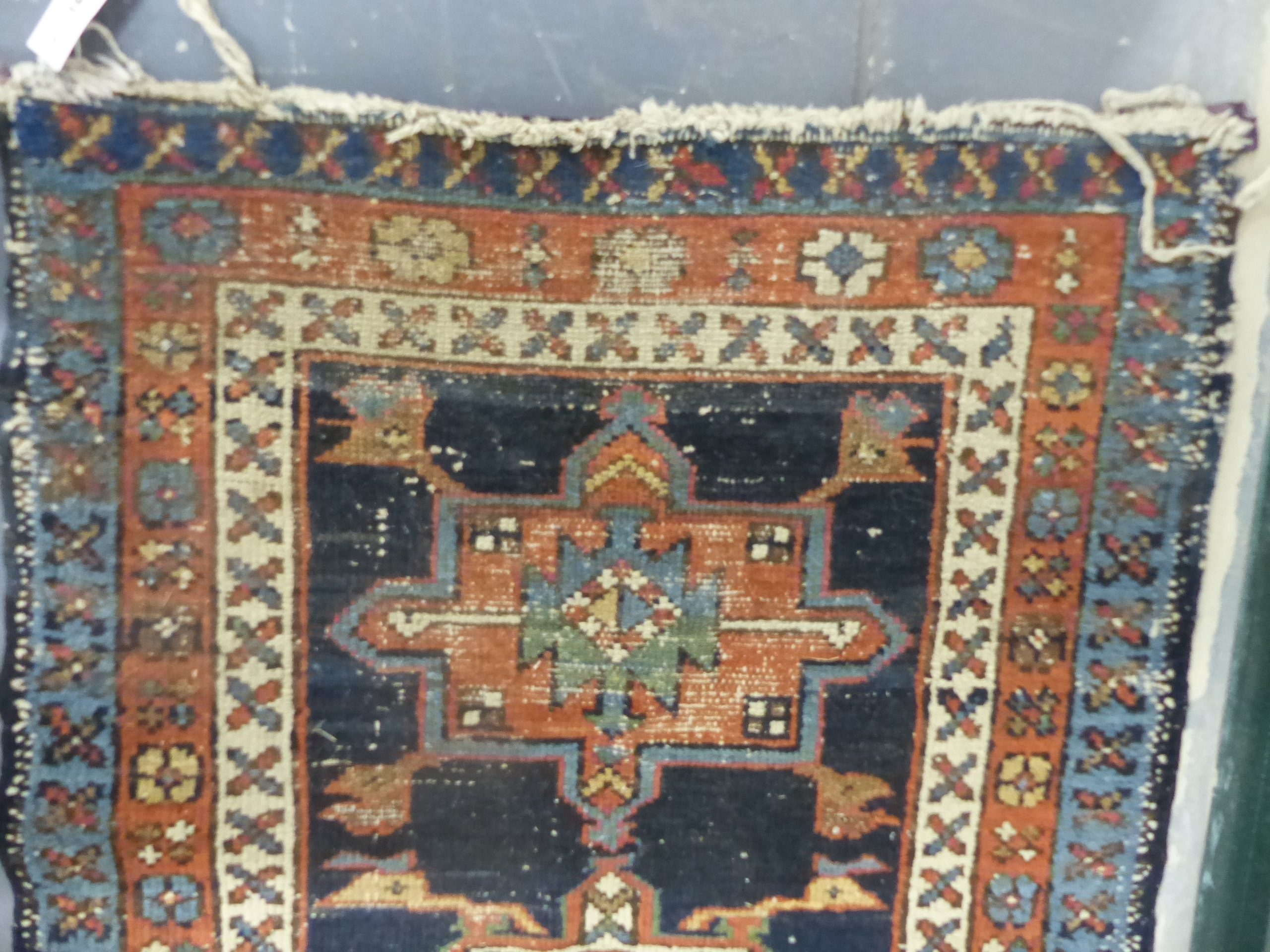 AN ANTIQUE PERSIAN HERIZ RUG. 128 x 80cms. - Image 2 of 5